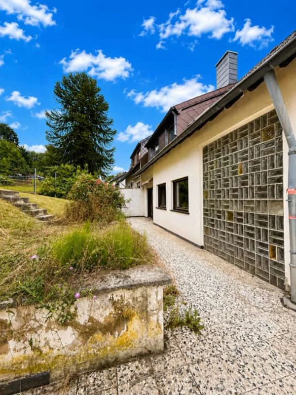Immobilie in Großrosseln - Viel Raum für neue Ideen – Ein- bis Zweifamilienhaus mit vielseitigen Möglichkeitel in Großrosseln - Bild 1