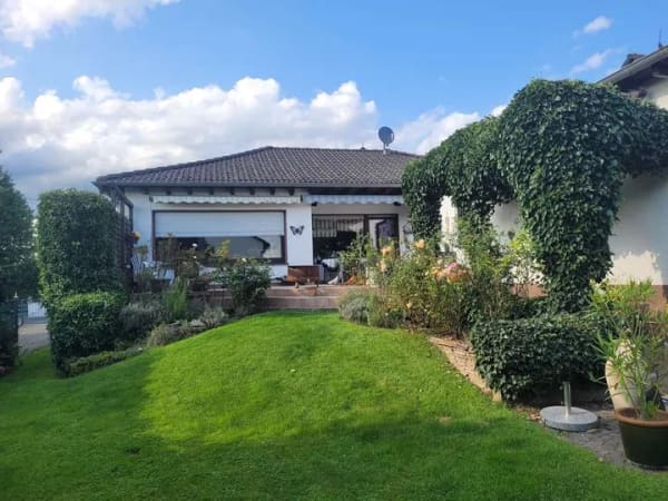 Immobilie in Messel - PREISSENKUNG! Wunderschöner Bungalow mit ELW und traumhaftem Garten! - Bild 0