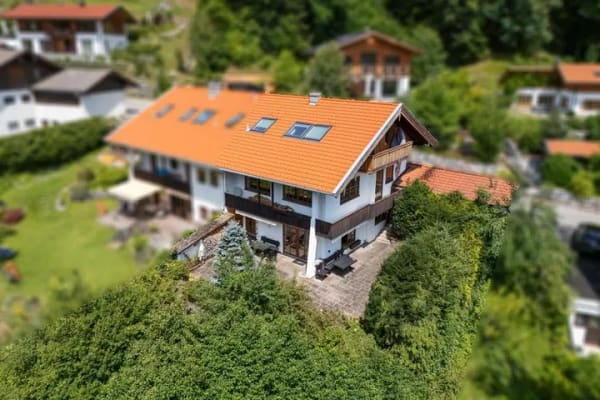 Immobilie in Kreuth - Flexibles Raumwunder: Großzügiges Wohnungs-Ensemble mit Gärten, Stellplätzen und Sauna - Bild 0