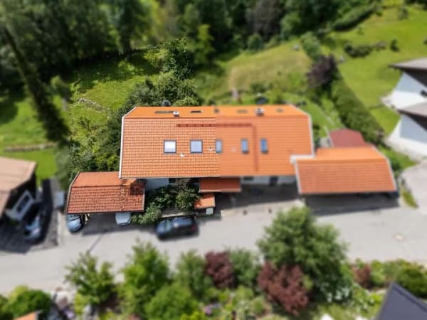 Immobilie in Kreuth - Flexibles Raumwunder: Großzügiges Wohnungs-Ensemble mit Gärten, Stellplätzen und Sauna - Bild 1