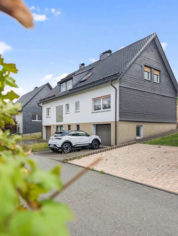 Immobilie in Bad Laasphe - Großzügiges Zweifamilienhaus mit malerischer Aussicht - Bild 0