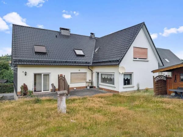 Immobilie in Bad Laasphe - Großzügiges Zweifamilienhaus mit malerischer Aussicht - Bild 1