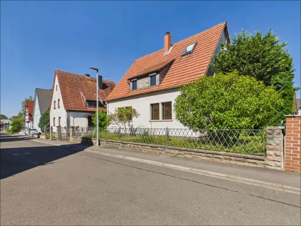Immobilie in Goldbach - Seltene Gelegenheit in Goldbach! Ein Haus mit vielen Möglichkeiten - Bild 0