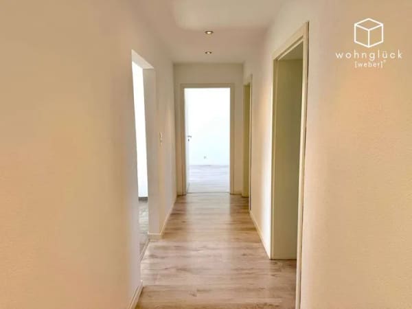 Immobilie in Reichenberg - Modernisierte 3-Zimmer-Dachgeschosswohnung mit Einbauküche & Stellplatz nahe Würzburg - Bild 0