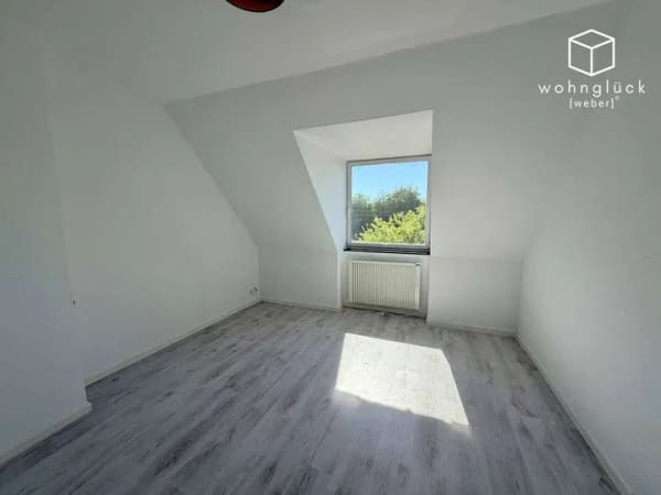 Immobilie in Reichenberg - Modernisierte 3-Zimmer-Dachgeschosswohnung mit Einbauküche & Stellplatz nahe Würzburg - Bild 1