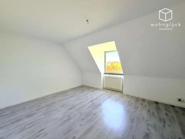 Immobilie in Reichenberg - Modernisierte 3-Zimmer-Dachgeschosswohnung mit Einbauküche & Stellplatz nahe Würzburg - Bild 2
