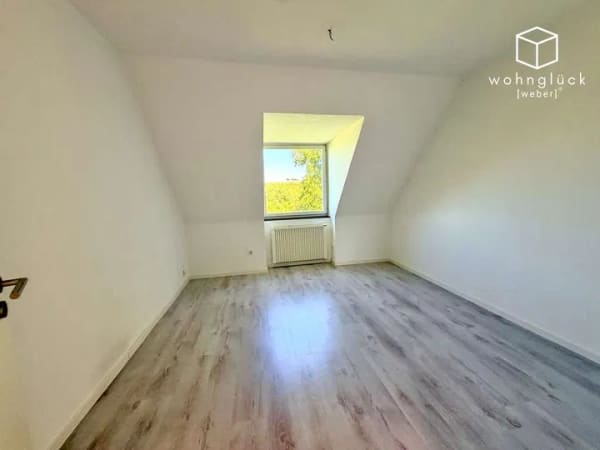 Immobilie in Reichenberg - Modernisierte 3-Zimmer-Dachgeschosswohnung mit Einbauküche & Stellplatz nahe Würzburg - Bild 3