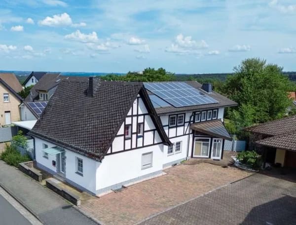Immobilie in Horhausen (Westerwald) - Vielseitig nutzbares Wohnhaus mit 
Sauna, Kamin und großem Garten 
in Horhausen!
 - Bild 0