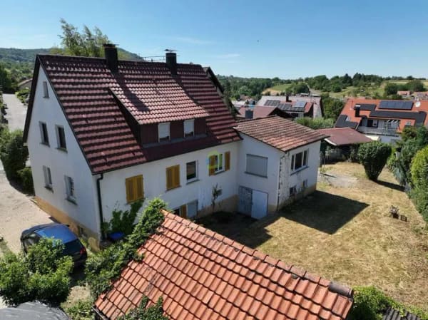 Immobilie in Neuffen - FAIR-MAKLER: Nicht perfekt inszeniert. Dafür ehrlich und voller Möglichkeiten - Bild 1