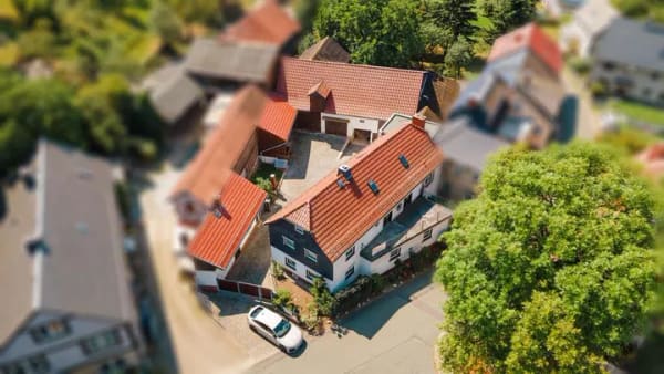 Immobilie in Leutenberg - Ein Hof. Tausend Möglichkeiten. 4.767 m² Freiheit für Familie, Tiere & neue Ideen. - Bild 1