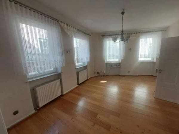 Immobilie in Westhofen - Einfamilienhaus mit Gewerbeeinheit im alten Ortskern von Westhofen - Bild 2