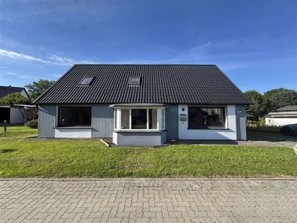 Immobilie in Hemmoor - Charmantes Einfamilienhaus mit großem Garten in ruhiger Lage von Hemmoor - Bild 0