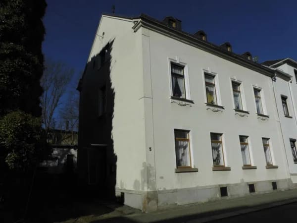 Immobilie in Netzschkau - Größtenteils saniertes 3-Familienhaus mit Grundstück, Garage und Nebengebäude in ruhiger Stadtlage von Netzschkau zu verkaufen! - Bild 0