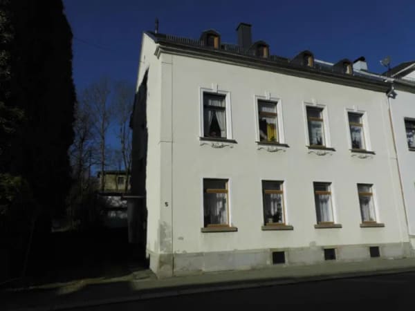Immobilie in Netzschkau - Größtenteils saniertes 3-Familienhaus mit Grundstück, Garage und Nebengebäude in ruhiger Stadtlage von Netzschkau zu verkaufen! - Bild 1