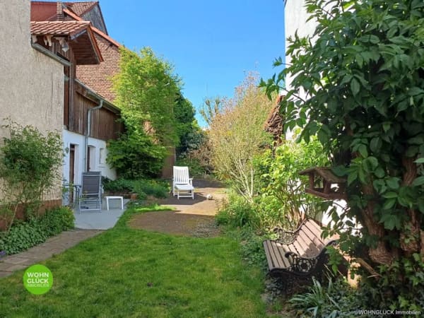 Immobilie in Hagenburg - Sanierungsbedürftiges Zweifamilienhaus in bester Lage Hagenburgs mit Garage und Garten - Erbbau! - Bild 1