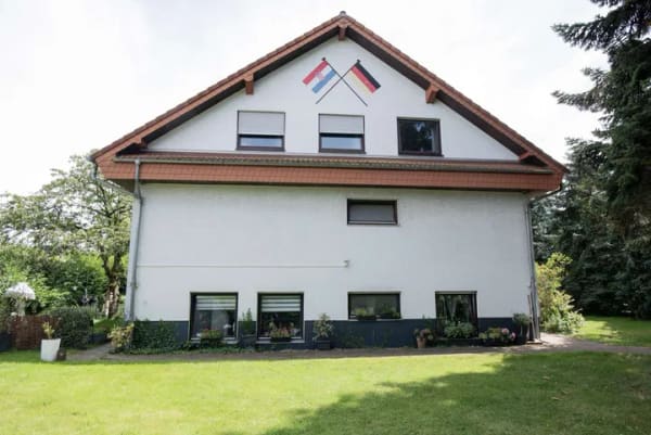 Immobilie in Friedberg (Hessen) - Mehrfamilienhaus mit 4-5 WE. Große Eigentümerwohnung wird mit Verkauf frei. 3 Garagen. - Bild 2