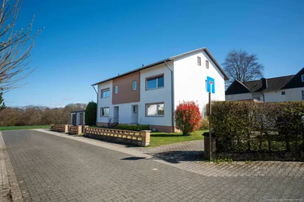 Immobilie in Landau an der Isar - Natur pur! Großzügiges Einfamilienhaus mit Einliegerwohnung in Landau an der Isar - Bild 1