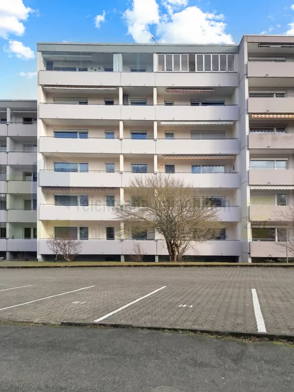 Immobilie in St. Georgen im Schwarzwald - St. Georgen – 4,5-Zimmer-Eigentumswohnung mit Balkon, Tiefgarage und schönem Blick in den Wald – ruhiges und naturnahes Wohnen auf der Seebauernhöhe! - Bild 1