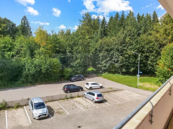 Immobilie in St. Georgen im Schwarzwald - St. Georgen – 4,5-Zimmer-Eigentumswohnung mit Balkon, Tiefgarage und schönem Blick in den Wald – ruhiges und naturnahes Wohnen auf der Seebauernhöhe! - Bild 2