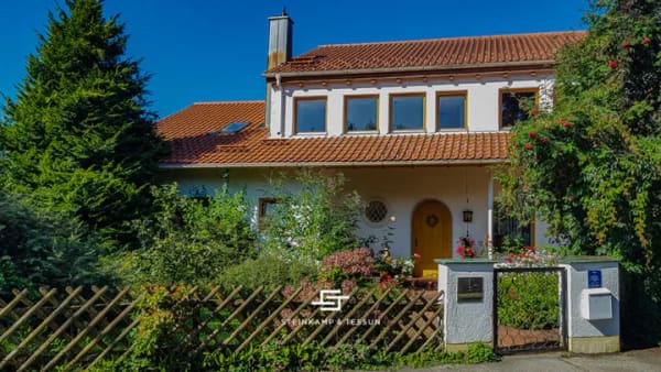 Immobilie in Straßlach-Dingharting - Vielseitige Villa mit Pool und unverbaubarem Weitblick in Toplage - Open House am 16.03.2024 - Bild 1