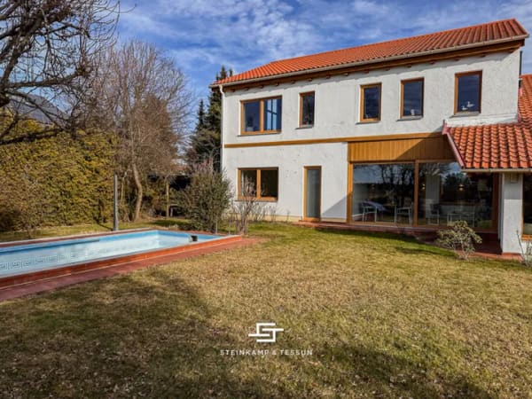 Immobilie in Straßlach-Dingharting - Vielseitige Villa mit Pool und unverbaubarem Weitblick in Toplage - Open House am 16.03.2024 - Bild 2