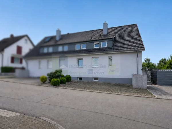Immobilie in Deißlingen - Wohnen mit Platz für Kinder – gepflegte Doppelhaushälfte mit Terrasse und Garten, mit neuem Dach, Außendämmung und Photovoltaikanlage in Deißlingen. - Bild 0