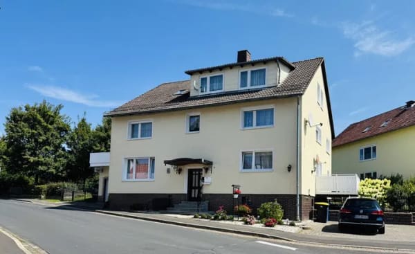 Immobilie in Staufenberg - !PROVISIONSFREI! Haus in Staufenberg-Sichelnstein: 313 m² Wohnfläche / 9–10 Zimmer ++ 3 Küchen, 2 Balkone, Wintergarten Fahrstuhl, Doppelgarage und Stellplätze ++ mögliche Monatsrate 1.154,- € - Bild 0