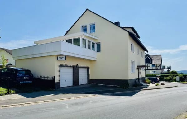 Immobilie in Staufenberg - !PROVISIONSFREI! Haus in Staufenberg-Sichelnstein: 313 m² Wohnfläche / 9–10 Zimmer ++ 3 Küchen, 2 Balkone, Wintergarten Fahrstuhl, Doppelgarage und Stellplätze ++ mögliche Monatsrate 1.154,- € - Bild 1
