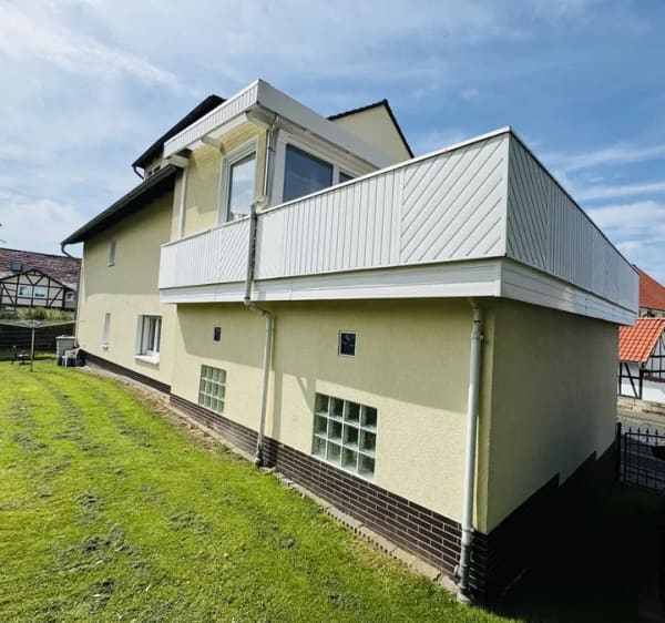 Immobilie in Staufenberg - !PROVISIONSFREI! Haus in Staufenberg-Sichelnstein: 313 m² Wohnfläche / 9–10 Zimmer ++ 3 Küchen, 2 Balkone, Wintergarten Fahrstuhl, Doppelgarage und Stellplätze ++ mögliche Monatsrate 1.154,- € - Bild 2