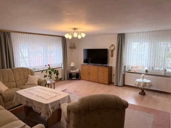 Immobilie in Staufenberg - !PROVISIONSFREI! Haus in Staufenberg-Sichelnstein: 313 m² Wohnfläche / 9–10 Zimmer ++ 3 Küchen, 2 Balkone, Wintergarten Fahrstuhl, Doppelgarage und Stellplätze ++ mögliche Monatsrate 1.154,- € - Bild 3