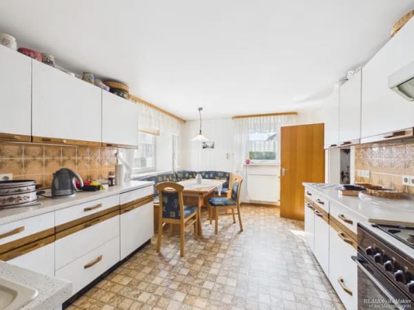 Immobilie in Scheinfeld - Viel Platz für Ihre Ideen – Charmantes Wohnhaus mit 10 Zimmern, Werkstatt, Garage und Garten - Bild 2