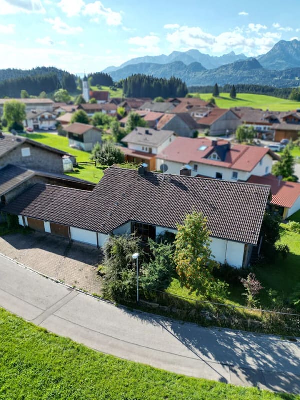 Immobilie in Eisenberg - Architektur mit Charakter: Großzügiges Einfamilienhaus in Ortsrandlage mit Wintergarten und Sauna - Bild 3