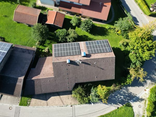 Immobilie in Eisenberg - Architektur mit Charakter: Großzügiges Einfamilienhaus in Ortsrandlage mit Wintergarten und Sauna - Bild 4