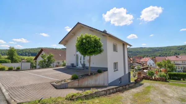 Immobilie in Treffurt - Zuhause ist, wo der Kamin knistert und der Garten ruft - Einfamilienhaus im idyllischen Falken - Bild 1