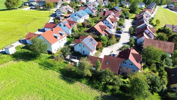 Immobilie in Isen - Einfamilienhaus in ruhiger Sackgassenlage, PV-Anlage, Doppelgarage und Wintergarten in Isen - Bild 2