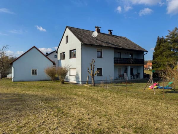 Immobilie in Pleinfeld - Großzügiges Zweifamilienhaus mit 2.700 m² Grundstück und Entwicklungsmöglichkeiten bei Pleinfeld - Bild 1