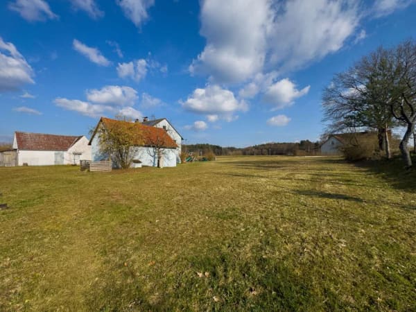 Immobilie in Pleinfeld - Großzügiges Zweifamilienhaus mit 2.700 m² Grundstück und Entwicklungsmöglichkeiten bei Pleinfeld - Bild 2