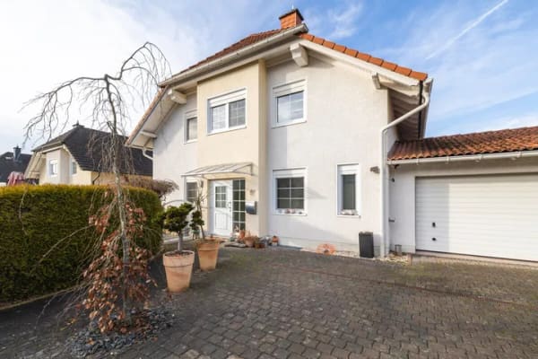 Immobilie in Horhausen (Westerwald) - Einfamilienhaus mit Einliegerwohnung, Doppelgarage und Garten. Willkommen in Horhausen! - Bild 0