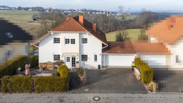 Immobilie in Horhausen (Westerwald) - Einfamilienhaus mit Einliegerwohnung, Doppelgarage und Garten. Willkommen in Horhausen! - Bild 2