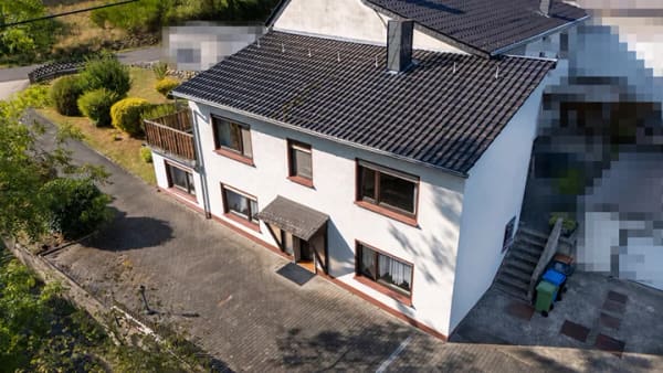 Immobilie in Windhagen - Kaufen statt mieten - Kleines Wohnhaus mit Doppelgarage und Gartenhaus - Ideal für Individualisten! - Bild 0