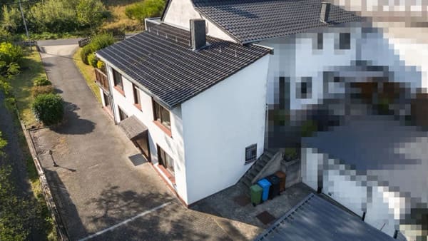 Immobilie in Windhagen - Kaufen statt mieten - Kleines Wohnhaus mit Doppelgarage und Gartenhaus - Ideal für Individualisten! - Bild 1