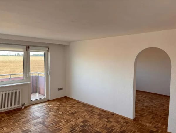 Immobilie in Eberdingen - Renovierte 2,5 Zimmer-Wohnung direkt am Feldrand mit praktischem Grundriss und TG-Stellplatz - Bild 0