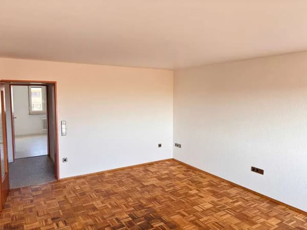 Immobilie in Eberdingen - Renovierte 2,5 Zimmer-Wohnung direkt am Feldrand mit praktischem Grundriss und TG-Stellplatz - Bild 1