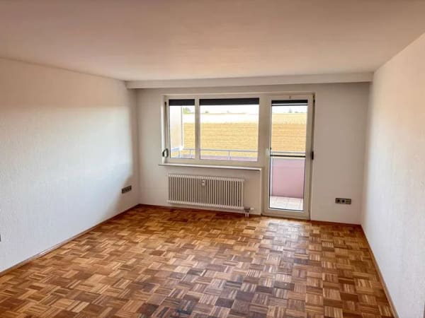 Immobilie in Eberdingen - Renovierte 2,5 Zimmer-Wohnung direkt am Feldrand mit praktischem Grundriss und TG-Stellplatz - Bild 2