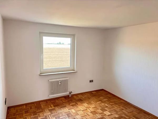 Immobilie in Eberdingen - Renovierte 2,5 Zimmer-Wohnung direkt am Feldrand mit praktischem Grundriss und TG-Stellplatz - Bild 3