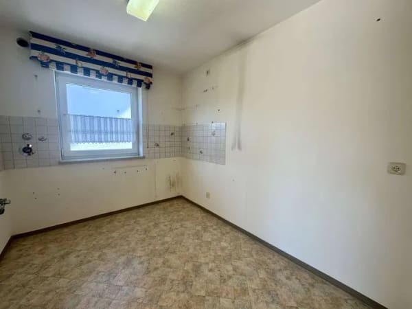 Immobilie in Krumbach (Schwaben) - Sofort verfügbar: 2,5-Zimmerwohnung in ruhiger, zentraler Lage mit Grünblick - Bild 2