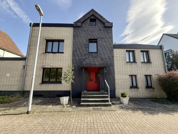 Immobilie in Fröndenberg/Ruhr - Fröndenberg-Mitte: Großzügiges Wohnhaus mit Doppelgarage – ideal zur individuellen Gestaltung! - Bild 1