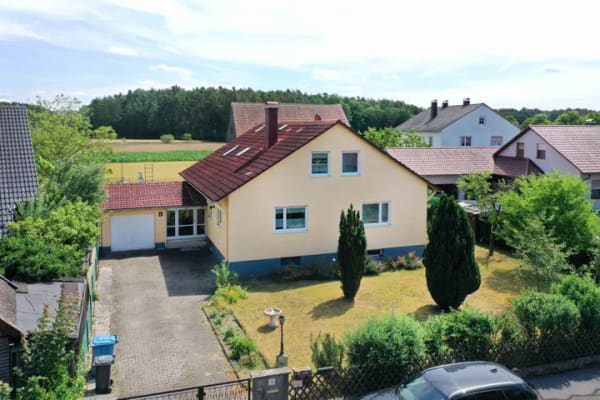 Immobilie in Pyrbaum - Ländliches Einfamilienhaus: Ruhe und Privatsphäre garantiert -
Teilrenoviert und in ruhiger Sackgasse - Bild 1