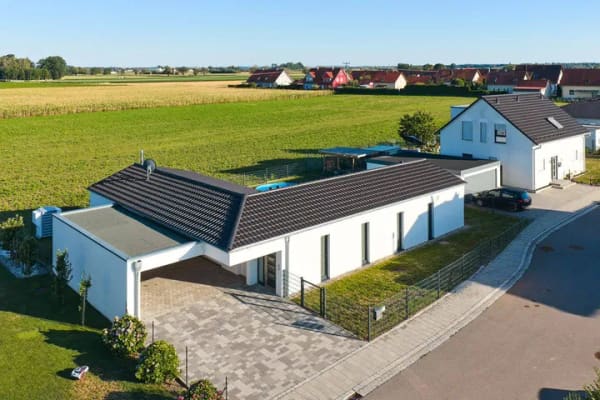 Immobilie in Mötzing - MODERNES WOHNEN AUF EINER EBENE - BUNGALOW IN SCHÖNACH - Bild 0