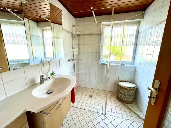 Immobilie in Ottersweier - SELTENE GELEGENHEIT IN OTTERSWEIER: Großzügiges Zweifamilienhaus mit Garten, große Doppelgarage - Bild 2
